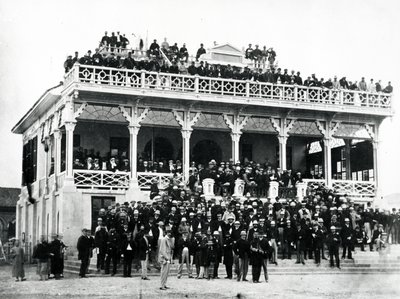 Tribuna piena di persone, Shanghai, c.1870 da English Photographer